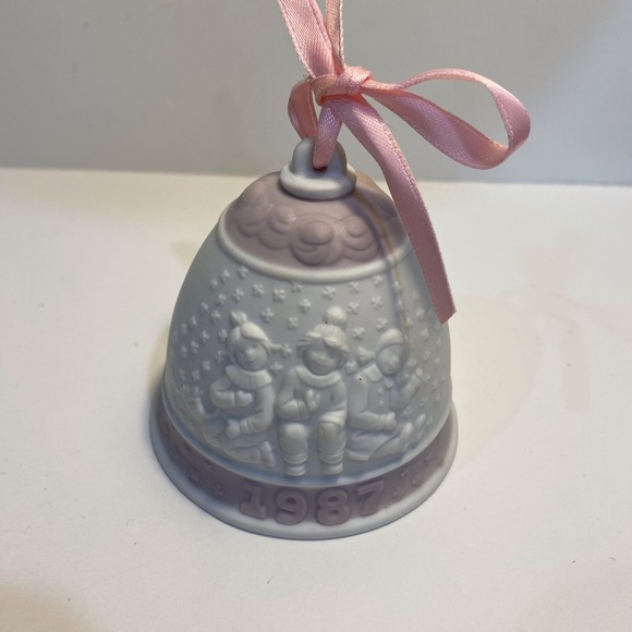Lladro 1987 First Annual Porcelain Christmas Bell Children in the Snow with Box - Picture 5 of 6